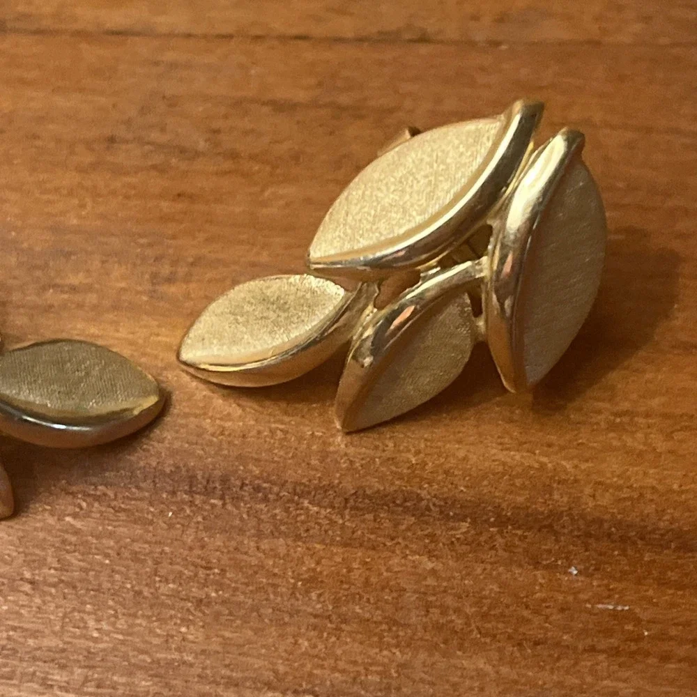 Vintage Crown Trifari Clip On Earrings Gold Tone Leaf Shaped Cluster Signed